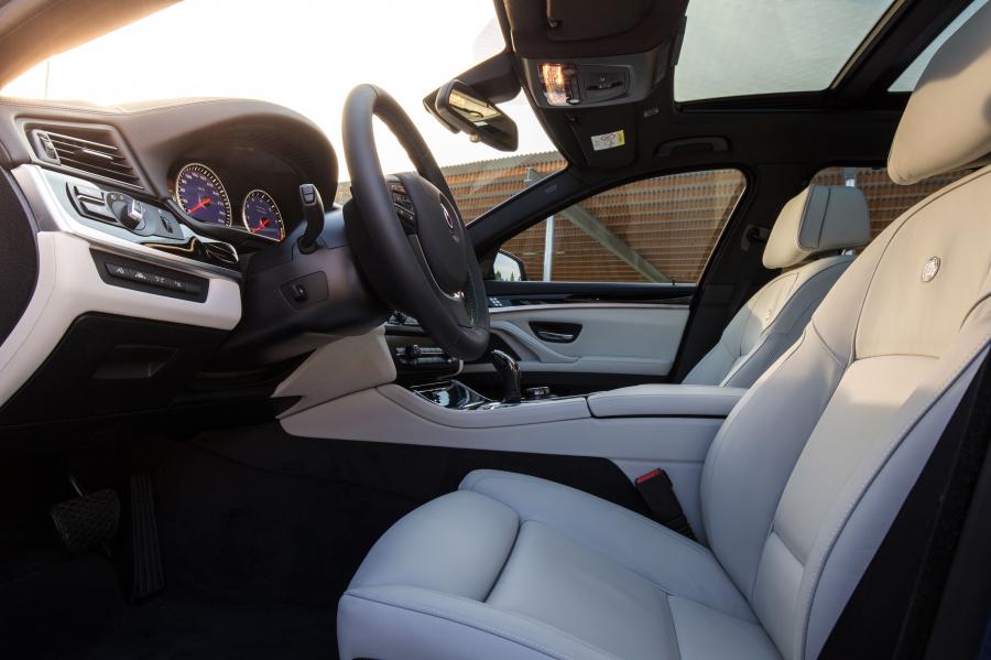 Интерьер Alpina B5 Bi-Turbo Touring Edition 50 (F11) 2015 года  (фото 6 из 13)